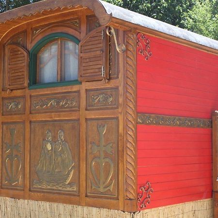 לינה וארוחת בוקר La Roulotte "Les Saintes" מראה חיצוני תמונה
